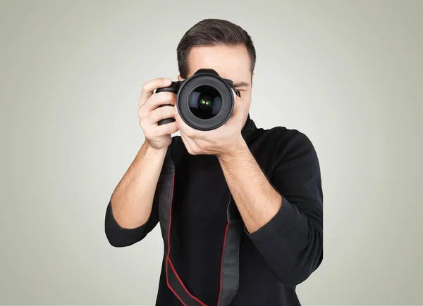 Fotógrafo olhando através da câmera — Fotografia de Stock