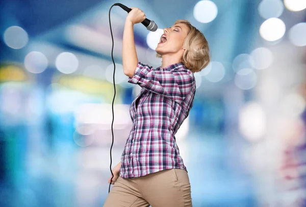 Joven cantante femenina — Foto de Stock