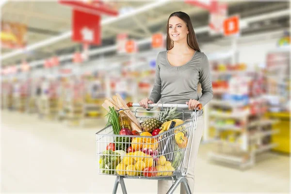 Vrouw winkelen in de supermarkt — Stockfoto