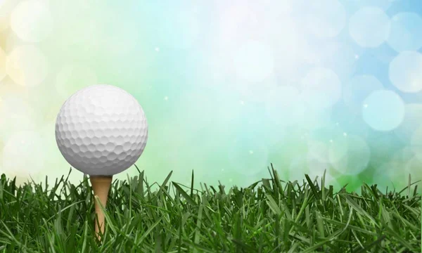 Golfball im Gras — Stockfoto