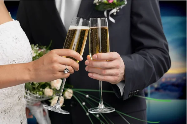 Hochzeitspaar mit Champagnergläsern — Stockfoto