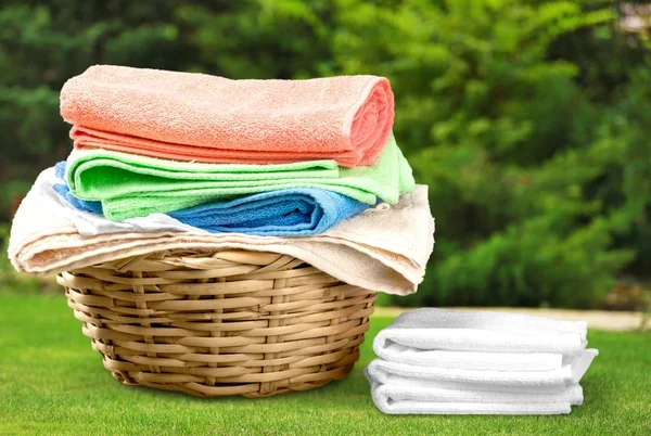 Cesta de lavandaria com toalhas coloridas — Fotografia de Stock