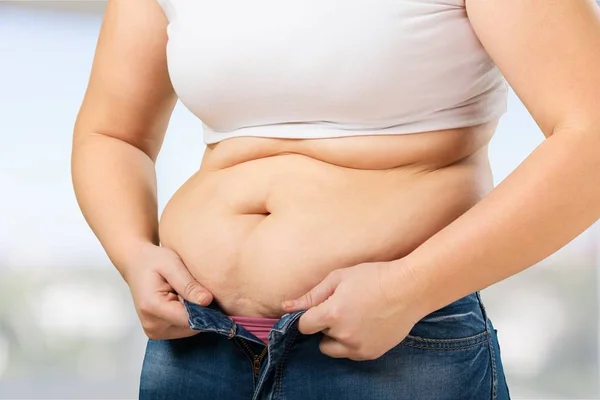 Женщина с жирным животом — стоковое фото