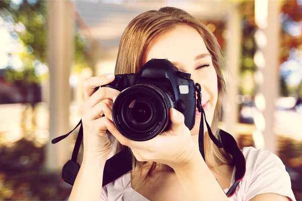 Jonge vrouw met camera — Stockfoto