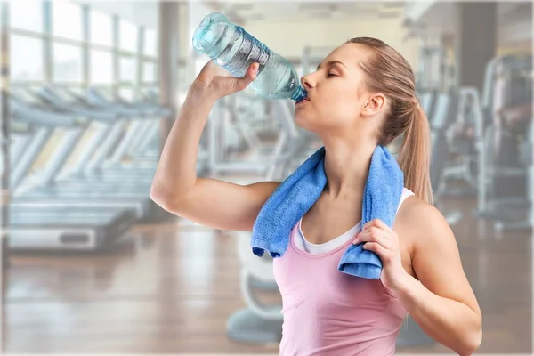 Frau trinkt Wasser nach der Arbeit — Stockfoto