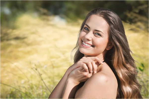 Retrato de jovem mulher bonito — Fotografia de Stock