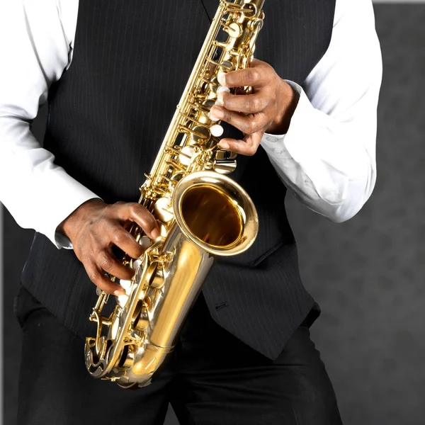 Homem tocando no saxofone — Fotografia de Stock