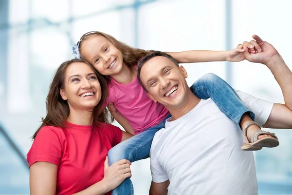 Feliz família sorridente com a filha — Fotografia de Stock