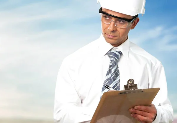 Joven hombre de negocios en el casco — Foto de Stock