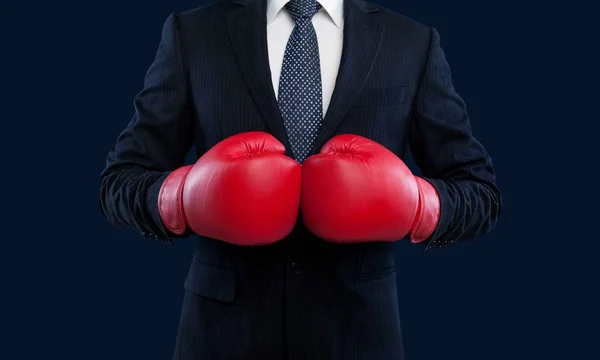 Homme d'affaires en costume avec des gants rouges — Photo