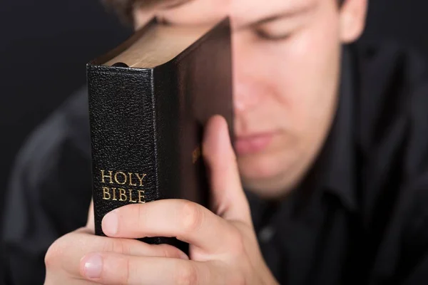 Hombre sosteniendo libro de la Biblia —  Fotos de Stock