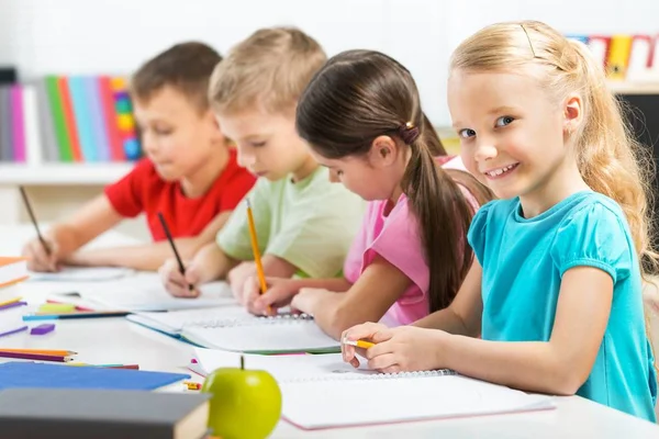 Crianças de escola amigáveis — Fotografia de Stock