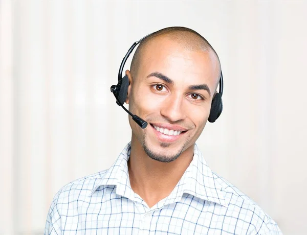 Ritratto di un uomo sorridente con auricolare — Foto Stock