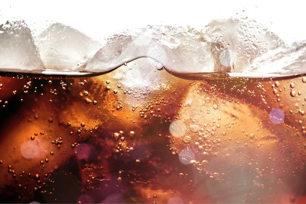 Cubos de gelo em bebida de cola — Fotografia de Stock