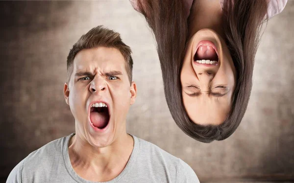 Enojada joven pareja gritando — Foto de Stock