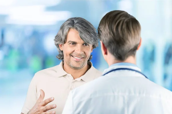 Doctor masculino con paciente — Foto de Stock