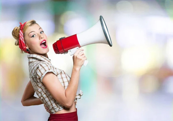 Vrouw bedrijf megafoon — Stockfoto