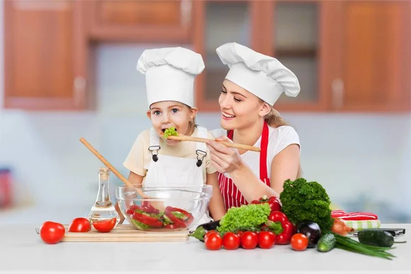 Jeune femme avec petite fille — Photo