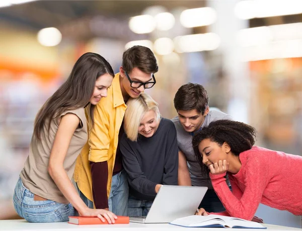 Skupina studentů s počítačem — Stock fotografie