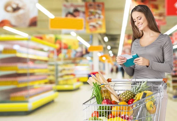 Young woman shopping in grocery store — Stock Photo, Image
