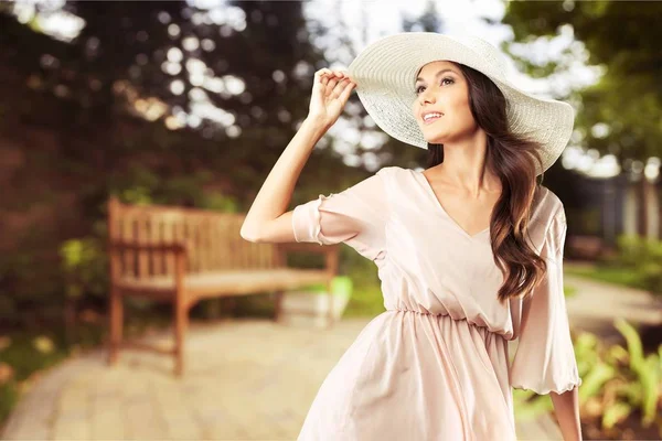 Mujer con sombrero en día ventoso —  Fotos de Stock