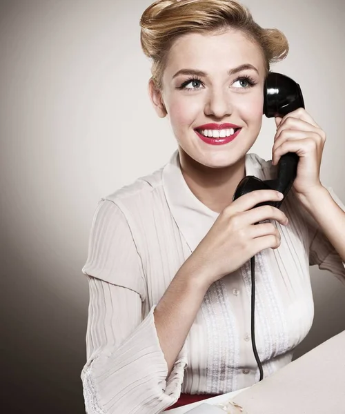 Telefon kullanan bir iş kadını — Stok fotoğraf