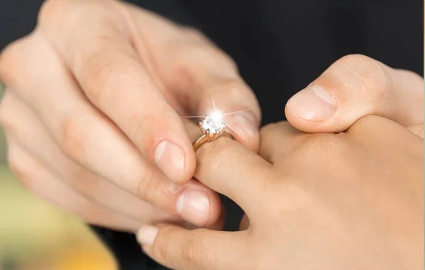 Novio poniendo anillo de boda en novia — Foto de Stock