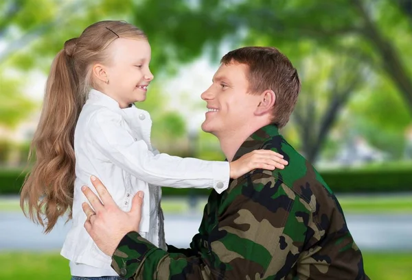 Militar soldado hombre con pequeña niña — Foto de Stock