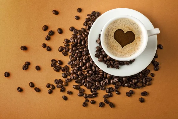 Cup of hot coffee with beans — Stock Photo, Image