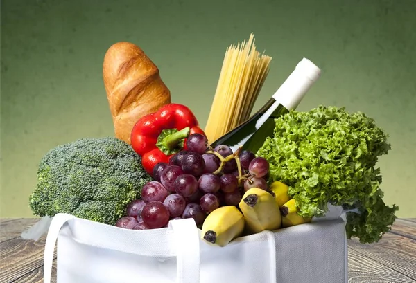 Nákupní košík s potravinami produkty — Stock fotografie