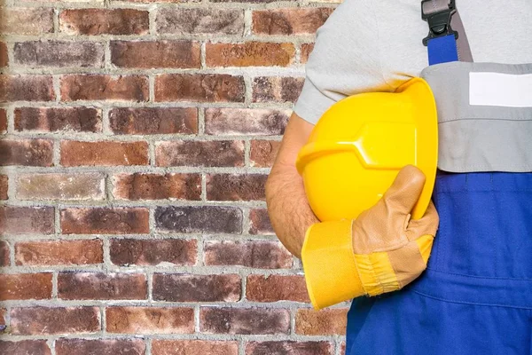 Werknemer man met helm — Stockfoto