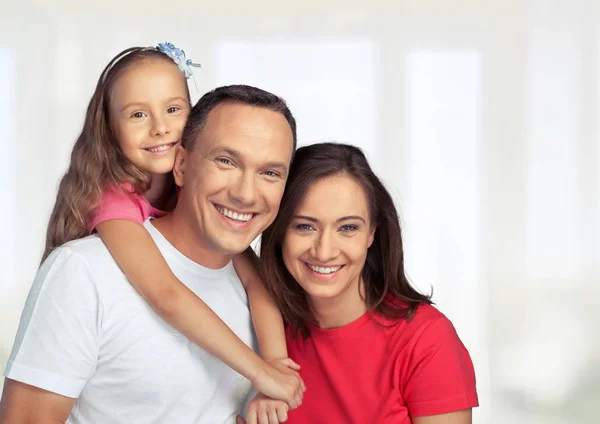 Feliz família sorridente com a filha — Fotografia de Stock
