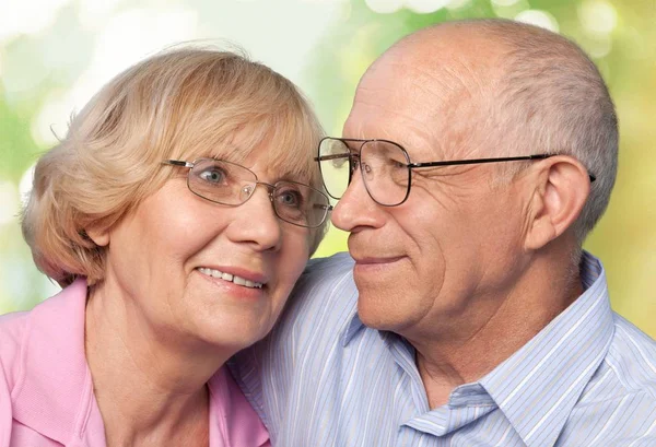 yaşlı çift sarılma