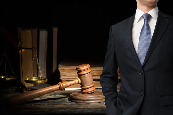 Advocaat in de buurt van schalen van Justitie — Stockfoto