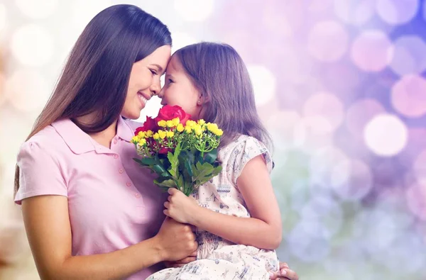 Moeder en dochter met bloemen — Stockfoto