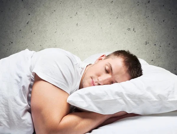 Pria tidur di tempat tidur — Stok Foto
