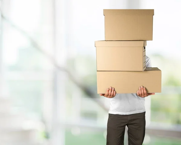 Человек с картонными коробками — стоковое фото
