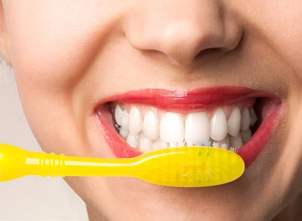 Beautiful woman cleaning teeth — Stock Photo, Image