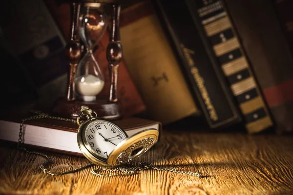 Кишеньковий годинник і старі книги — стокове фото