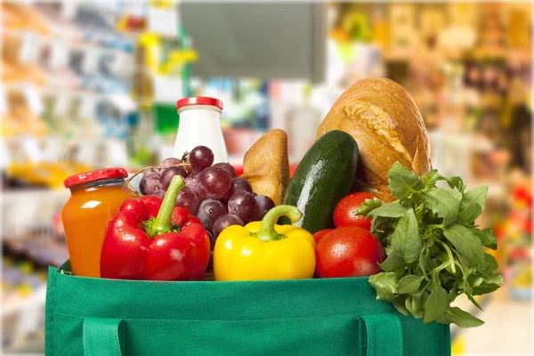 Торгова сумка з продуктовими продуктами — стокове фото