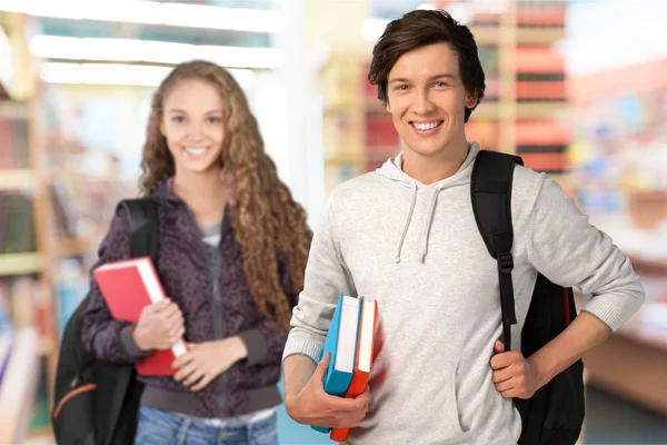 öğrencilere kitap ve sırt çantaları