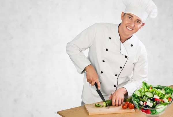 Hombre cocina en la cocina — Foto de Stock