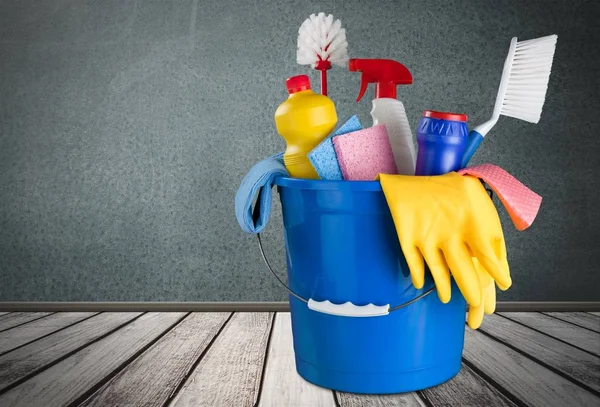 Plastflaskor, rengöring handskar och hink — Stockfoto