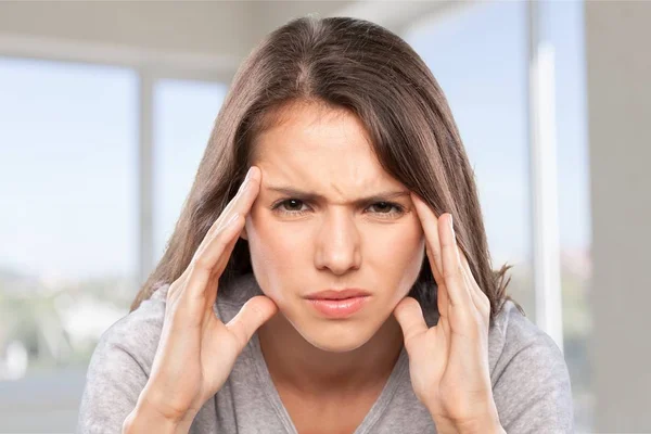 Mujer joven con dolor de cabeza — Foto de Stock