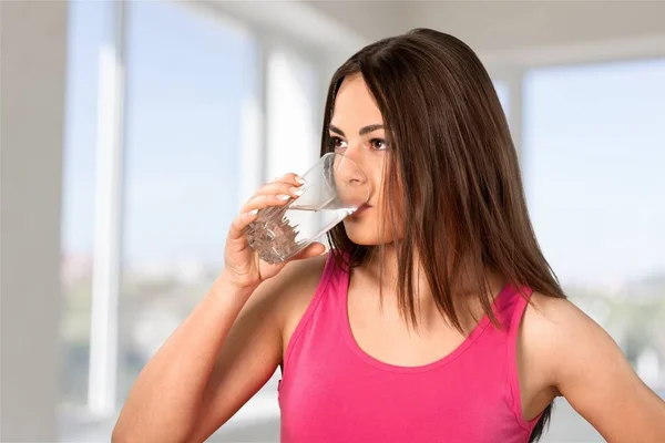 若い女性が水を飲んで — ストック写真