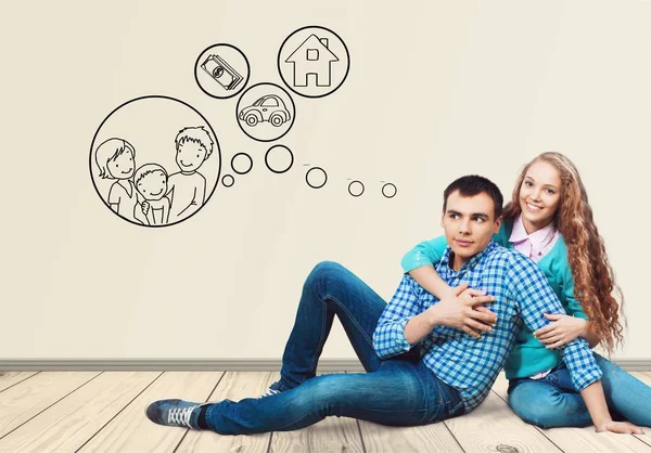 Pareja joven en piso de madera — Foto de Stock