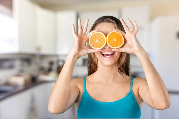 Vrouw met sinaasappelen in haar ogen — Stockfoto