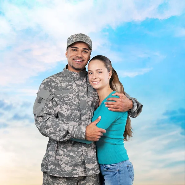 Soldado abrazando a su esposa — Foto de Stock