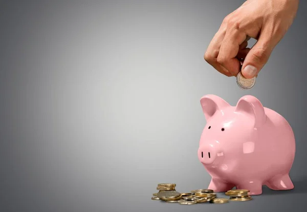 Piggy banka para koyarak — Stok fotoğraf