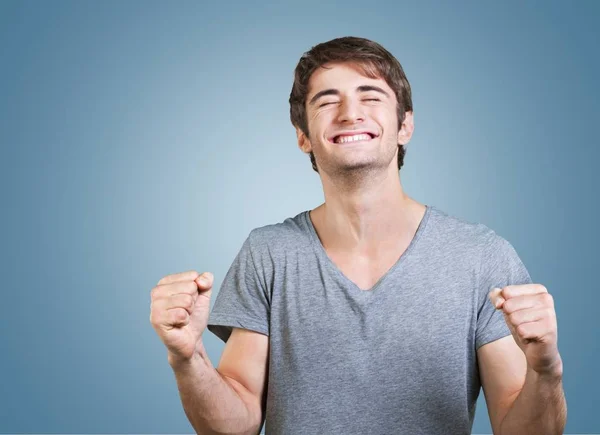 Hombre joven con camisa gris — Foto de Stock